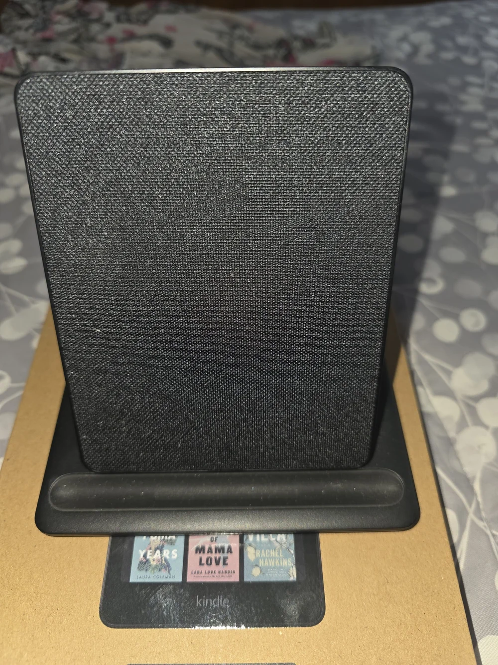 Kindle ColorSoft Signature Edition Black w/ Charging Dock and Magenta Case
